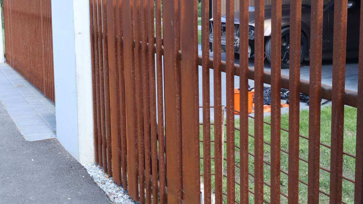 CORTEN ACÉL KERÍTÉS „Vertikalis”