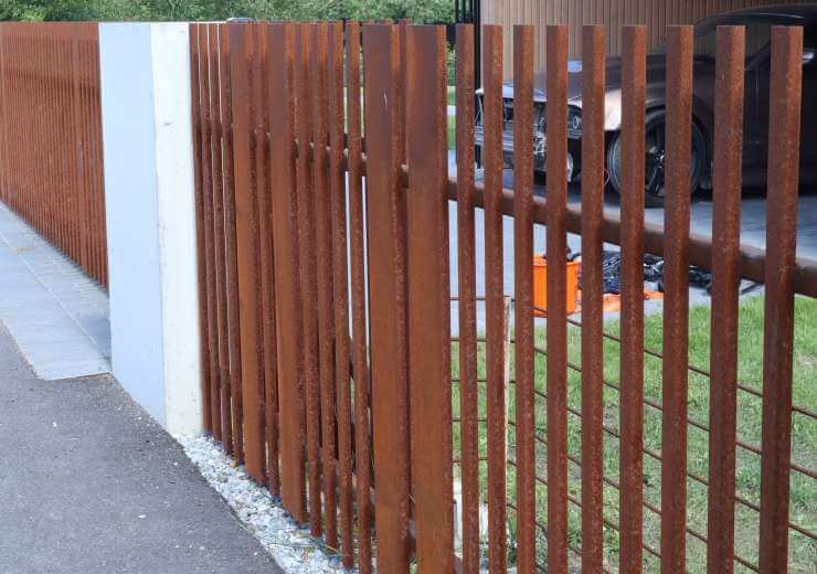 CORTEN ACÉL KERÍTÉS „Vertikalis”