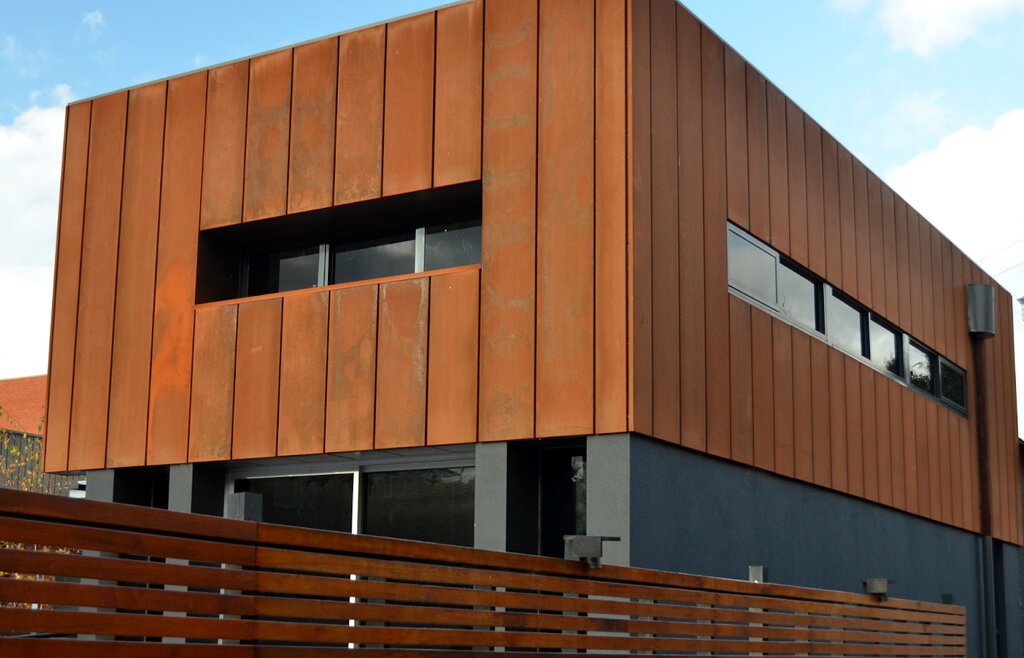 Lenyűgöző homlokzatok Corten acélból